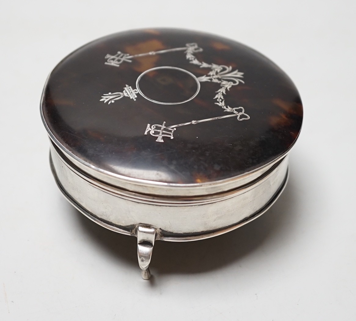 A George V circular silver and pique inlaid tortoiseshell trinket box, William Comyns, London, 1914, width 94mm.